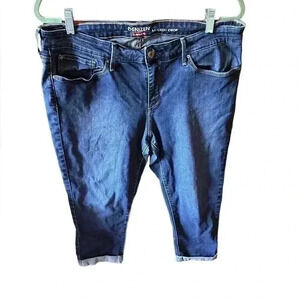 Denizen Levi’s size 18 modern crop Capri jeans. GUC. Stretchy. Midrise.